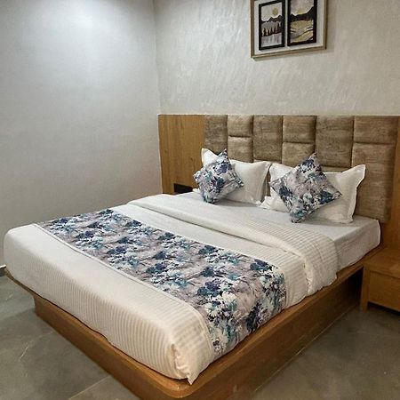 Hotel M Grand Ahmedabad Exterior photo