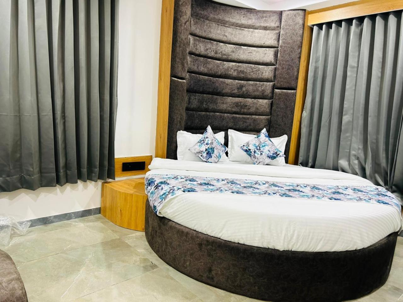 Hotel M Grand Ahmedabad Exterior photo
