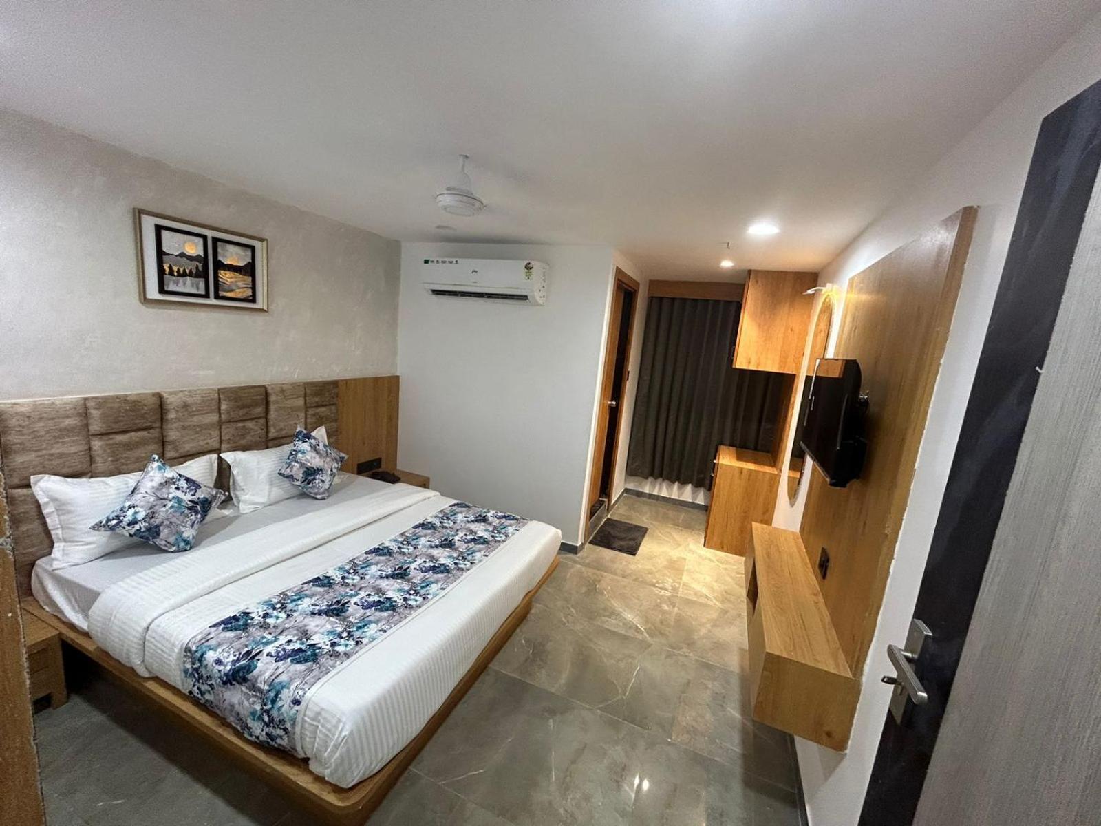 Hotel M Grand Ahmedabad Exterior photo
